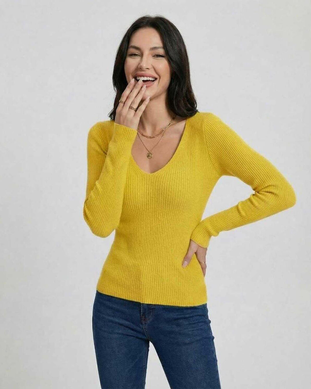 Pullover de mujer ajustado, cuello en V, manga larga, color blanco con rayas. Ideal para otoño e invierno.