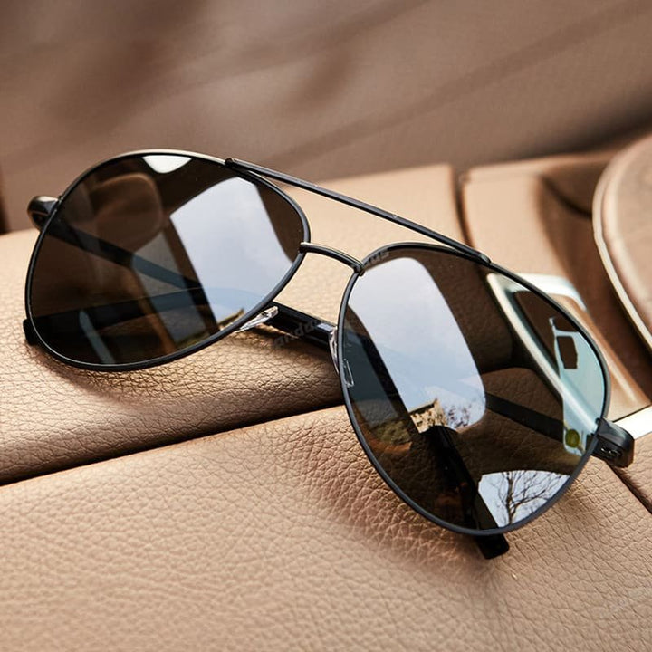 Gafas de sol aviador unisex con montura dorada y lentes degradados. Accesorio de verano retro con protección UV400.