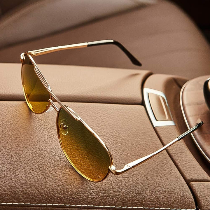 Gafas de sol aviador retro unisex con montura negra y lentes degradados. Protección UV400 para un estilo vintage.