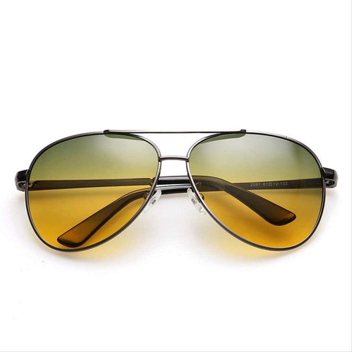 Gafas de sol aviador vintage unisex. Lentes degradados con protección UV400 para un look retro y moderno.