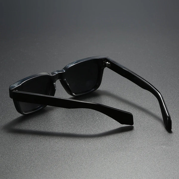 Gafas de sol retro cuadradas unisex con montura gruesa. Lentes polarizadas que ofrecen máxima protección solar.