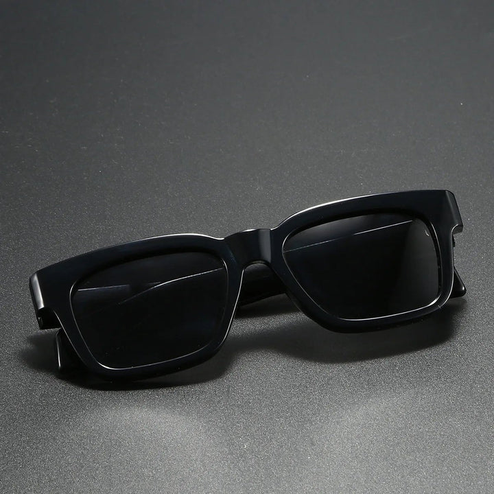 Gafas de sol unisex cuadradas retro, montura gruesa. Lentes polarizadas para protección UV y uso en verano.
