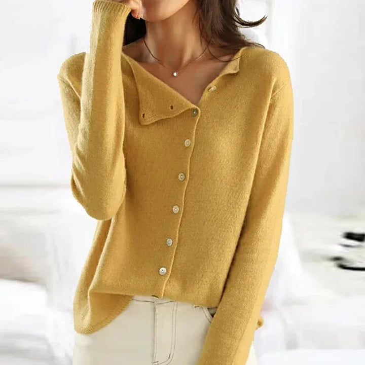 Cómodo suéter de mujer en punto suave, estilo minimalista para entretiempo. Prenda esencial femenina.