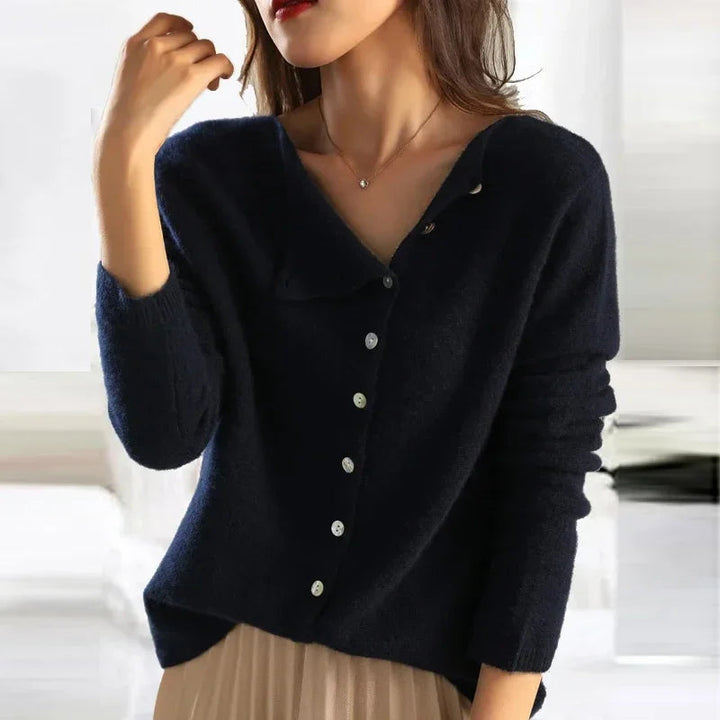 Suéter de mujer en punto suave y minimalista. Perfecto para entretiempo, combina con ropa casual y elegante.