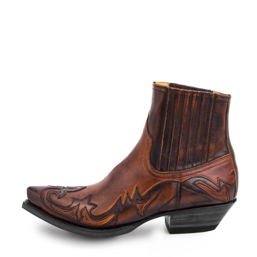 Botas western de hombre con punta afilada en piel sintética marrón, ideales para moda invierno. Calzado audaz y masculino.
