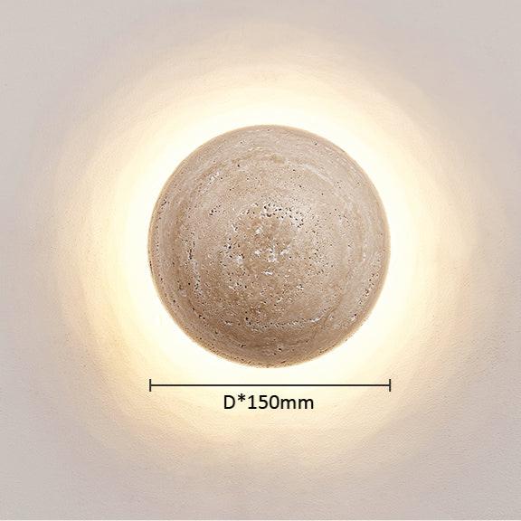 Iluminación ambiental cálida con lámpara de pared minimalista de travertino crema. Decoración hogar.