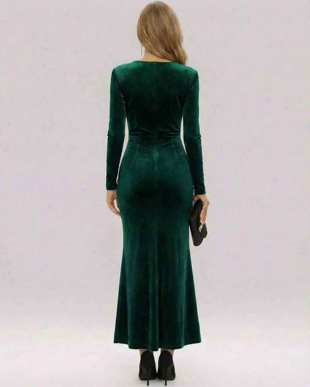 Elegante vestido maxi ajustado color verde esmeralda para eventos formales, con escote en V y mangas largas.