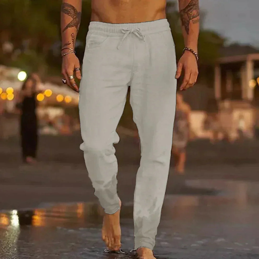 Detalle de tela de lino fresca en pantalones LinoVibe para hombre. Comodidad transpirable y estilo atemporal de verano.