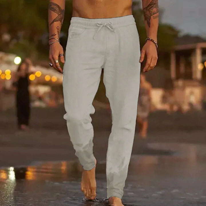Detalle de tela de lino fresca en pantalones LinoVibe para hombre. Comodidad transpirable y estilo atemporal de verano.