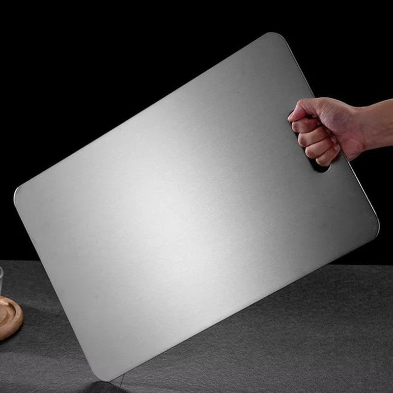 Tabla de cortar minimalista de diseño moderno en plata mate para cocina elegante y funcional.