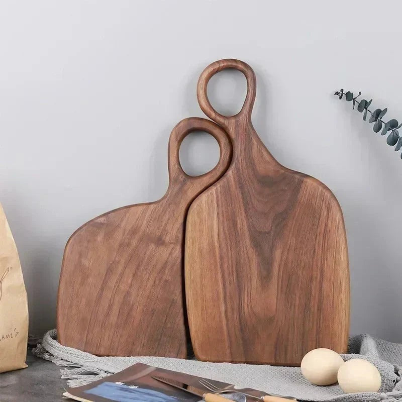 Tabla de cortar asimétrica de madera orgánica con asa, ideal para cocina gourmet y preparación.