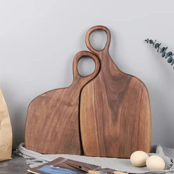 Tabla de cortar asimétrica de madera orgánica con asa, ideal para cocina gourmet y preparación.