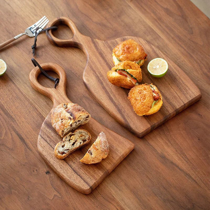 Moderna tabla de cortar de madera orgánica con asa, diseño asimétrico para cocina y servir gourmet.
