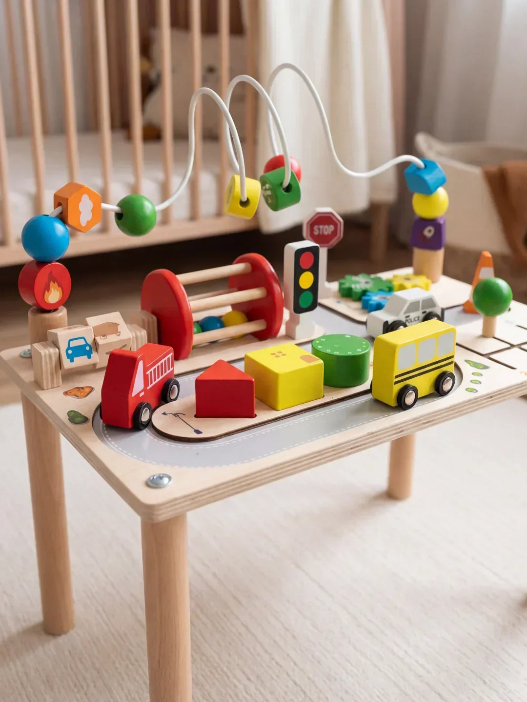 Mesa de juegos infantil de madera, reversible para múltiples actividades. Incluye un divertido circuito de carreteras.