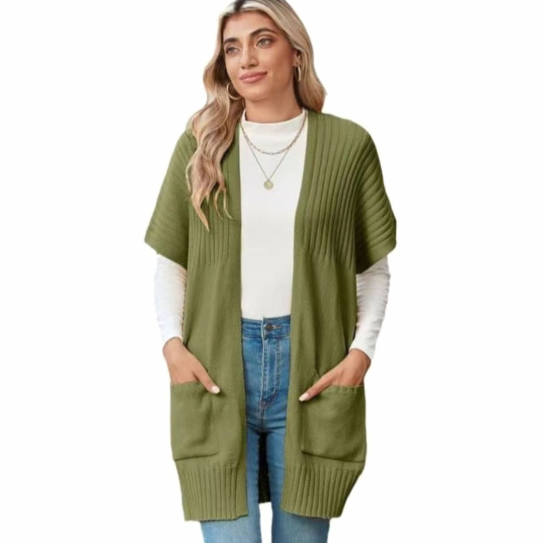Suave chaqueta de punto para mujer, con manga corta y bolsillos funcionales. Estilo versátil y de entretiempo.