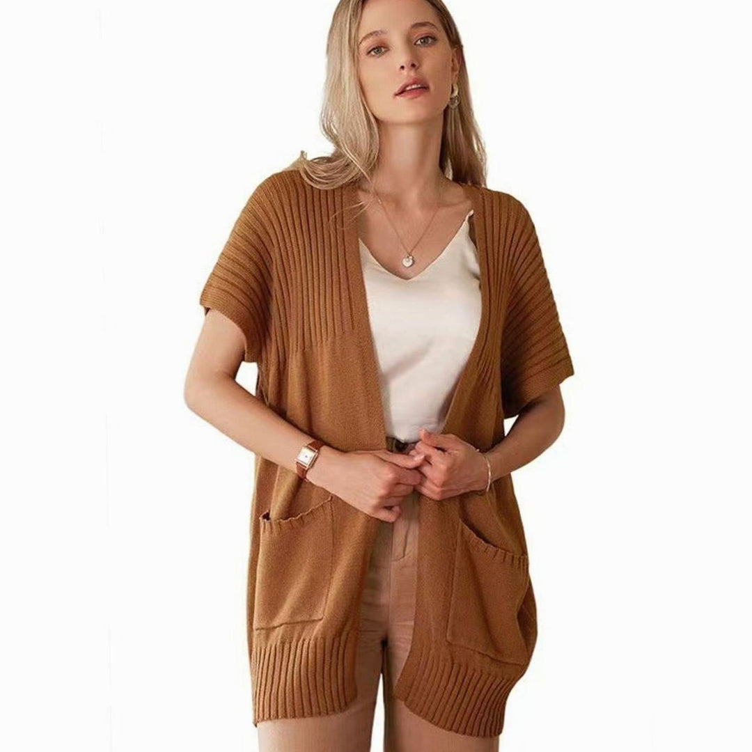 Chaqueta casual de punto abierto para mujer con manga corta. Un básico ligero y chic para cualquier atuendo.