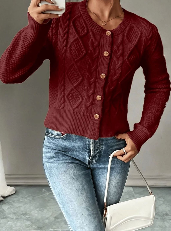 Moda otoño: cárdigan cropped de mujer, trenzado con botones, prenda esencial.