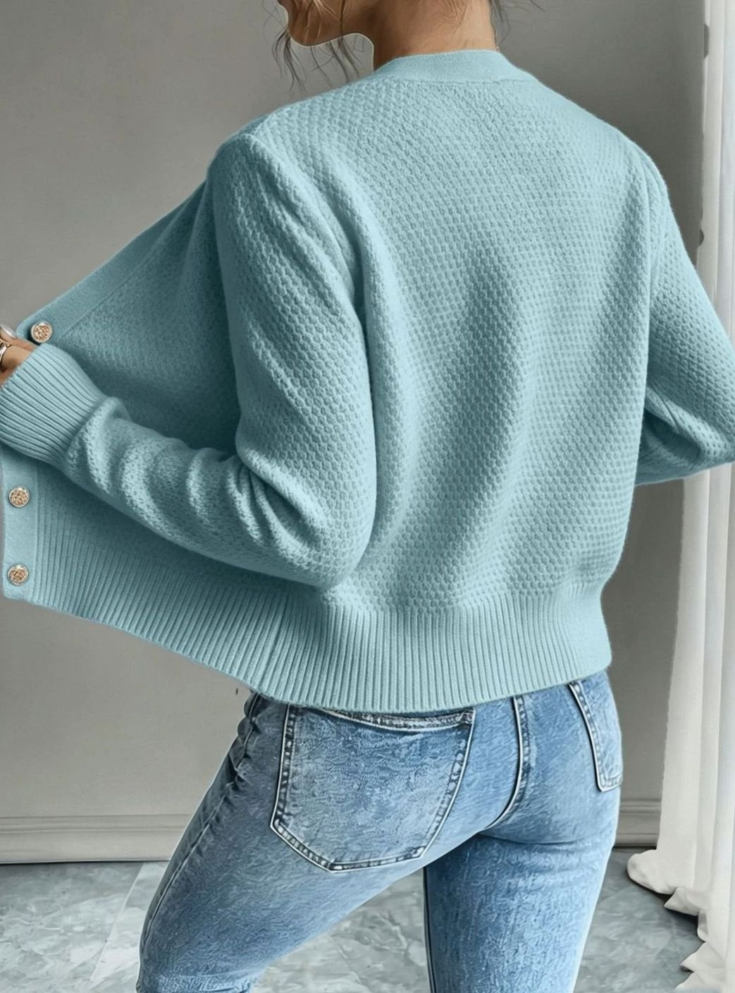 Cárdigan de mujer cropped, punto trenzado con botones, para un look sofisticado.