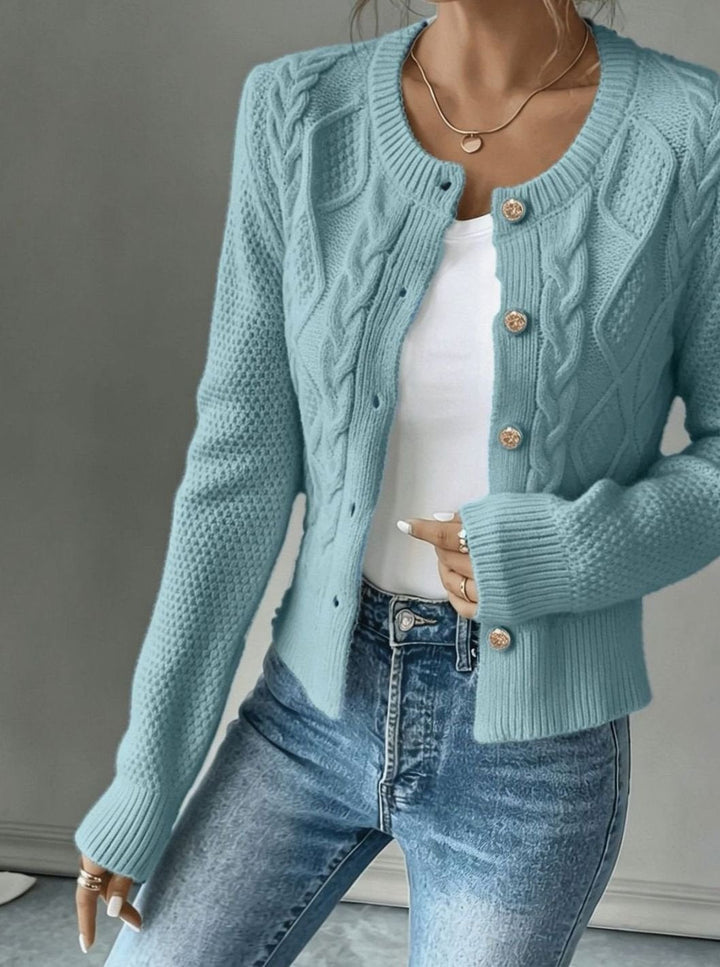 Suéter cropped de mujer, trenzado, con botones, ideal para combinar este otoño.