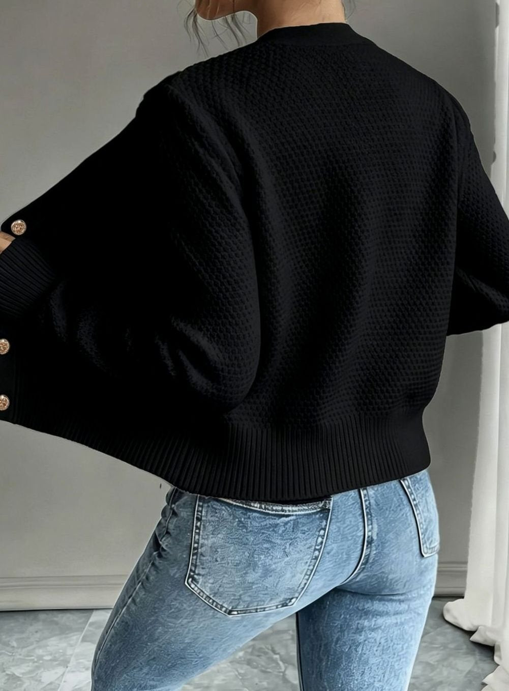 Suéter corto de punto trenzado con botones para mujer, estilo casual y moderno.
