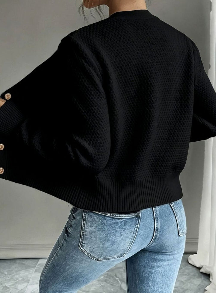 Suéter corto de punto trenzado con botones para mujer, estilo casual y moderno.