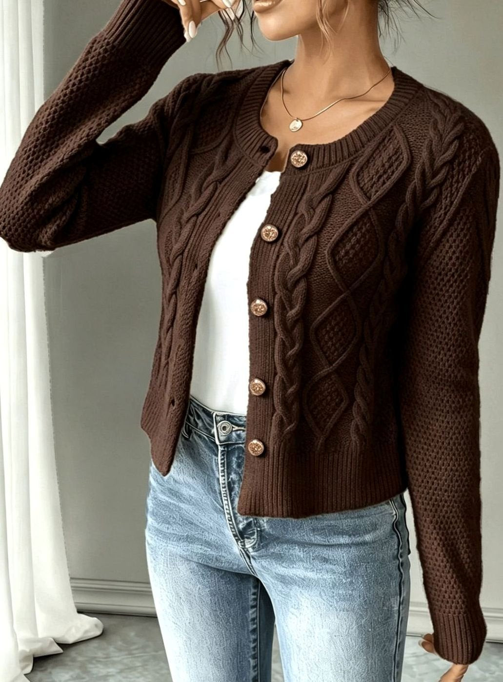 Cárdigan cropped de punto trenzado, botones, moda para la mujer moderna.
