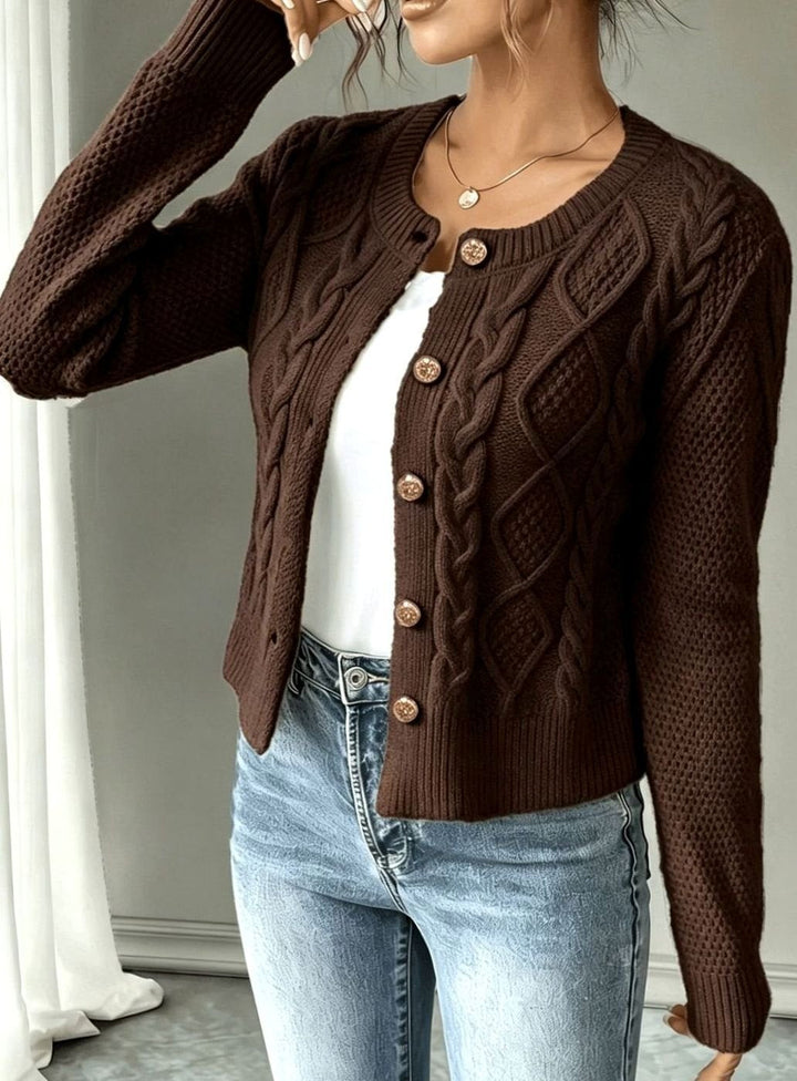 Cárdigan cropped de punto trenzado, botones, moda para la mujer moderna.