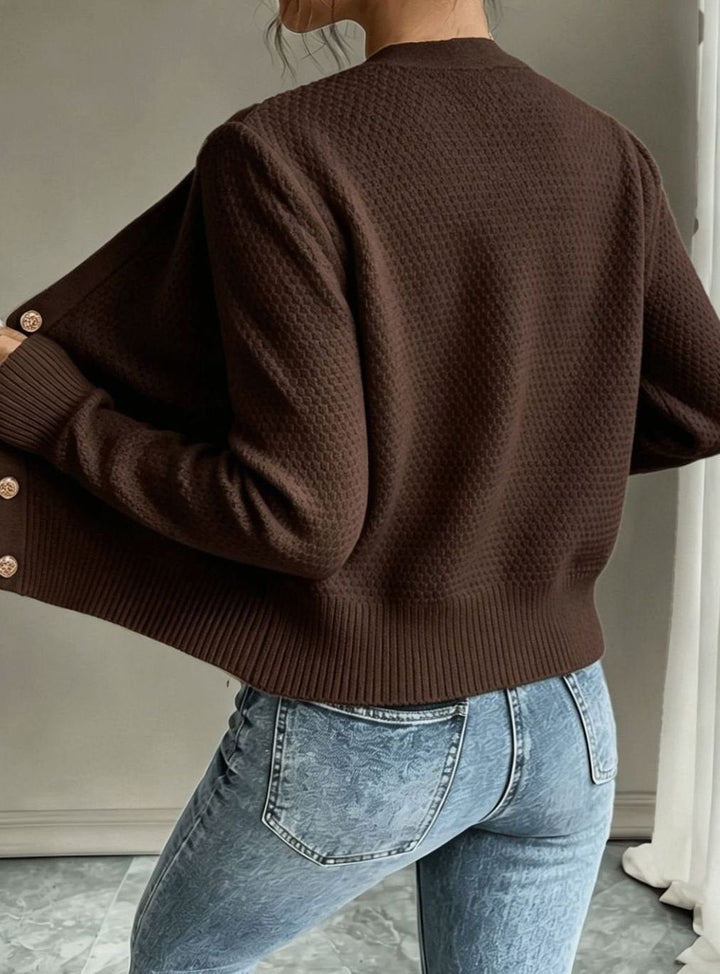 Cárdigan cropped de mujer, con botones, trenzado, ideal para vestir en otoño.