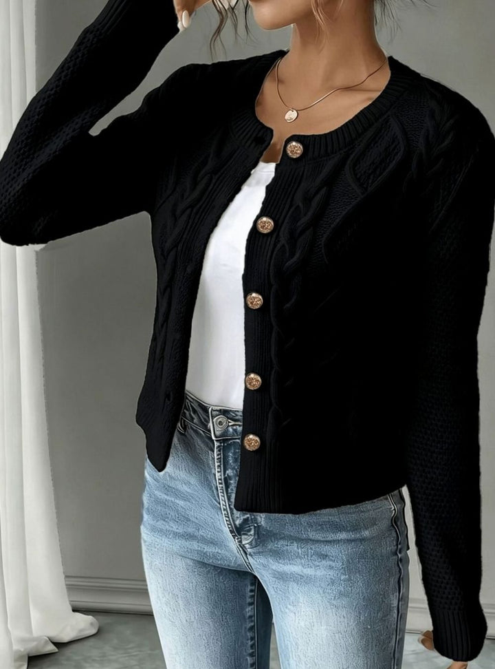 Cárdigan cropped de mujer, tejido trenzado y botones, ideal para look de otoño.