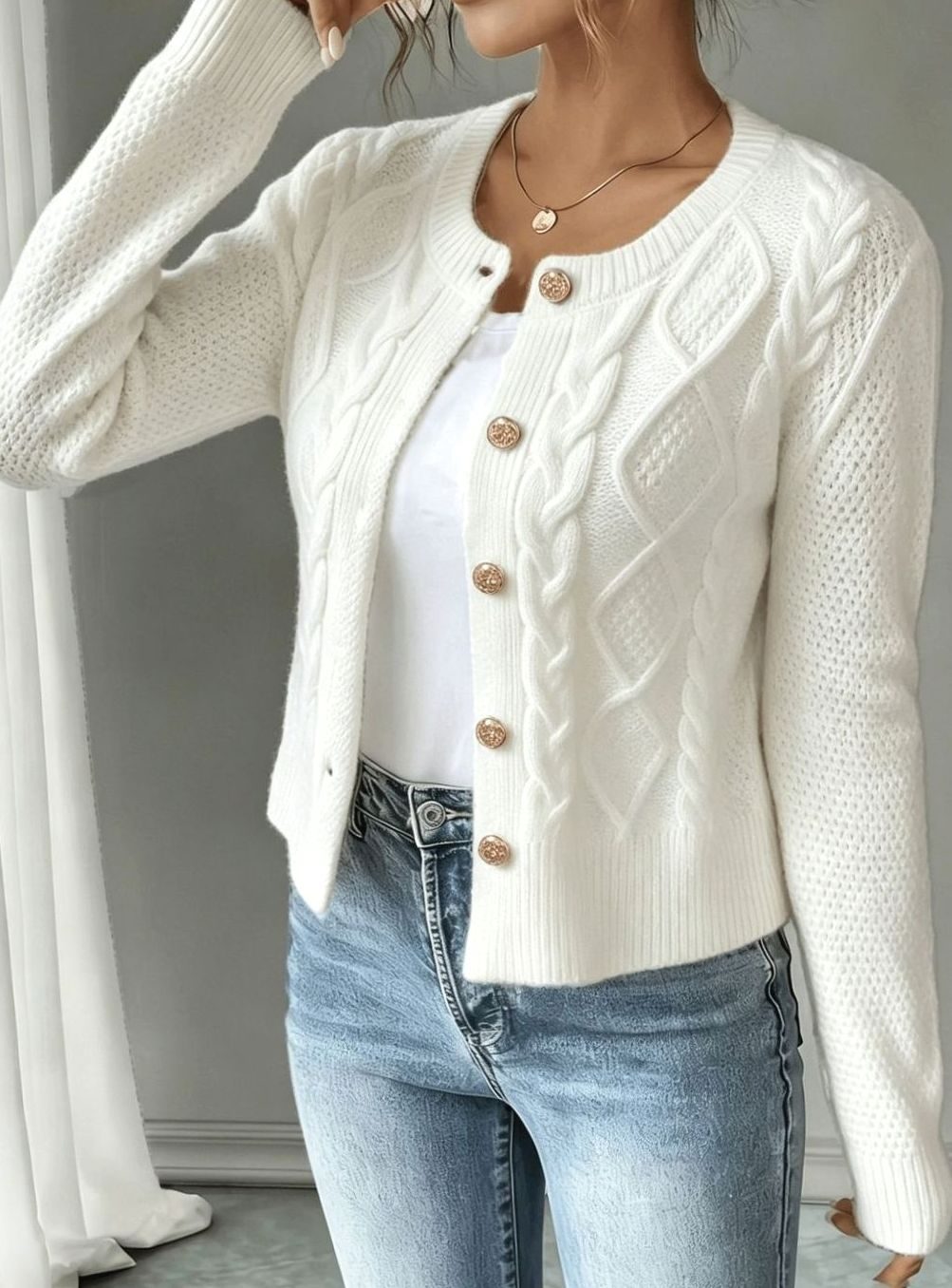 Cárdigan cropped, punto trenzado, botones, para mujer, look cómodo y actual.