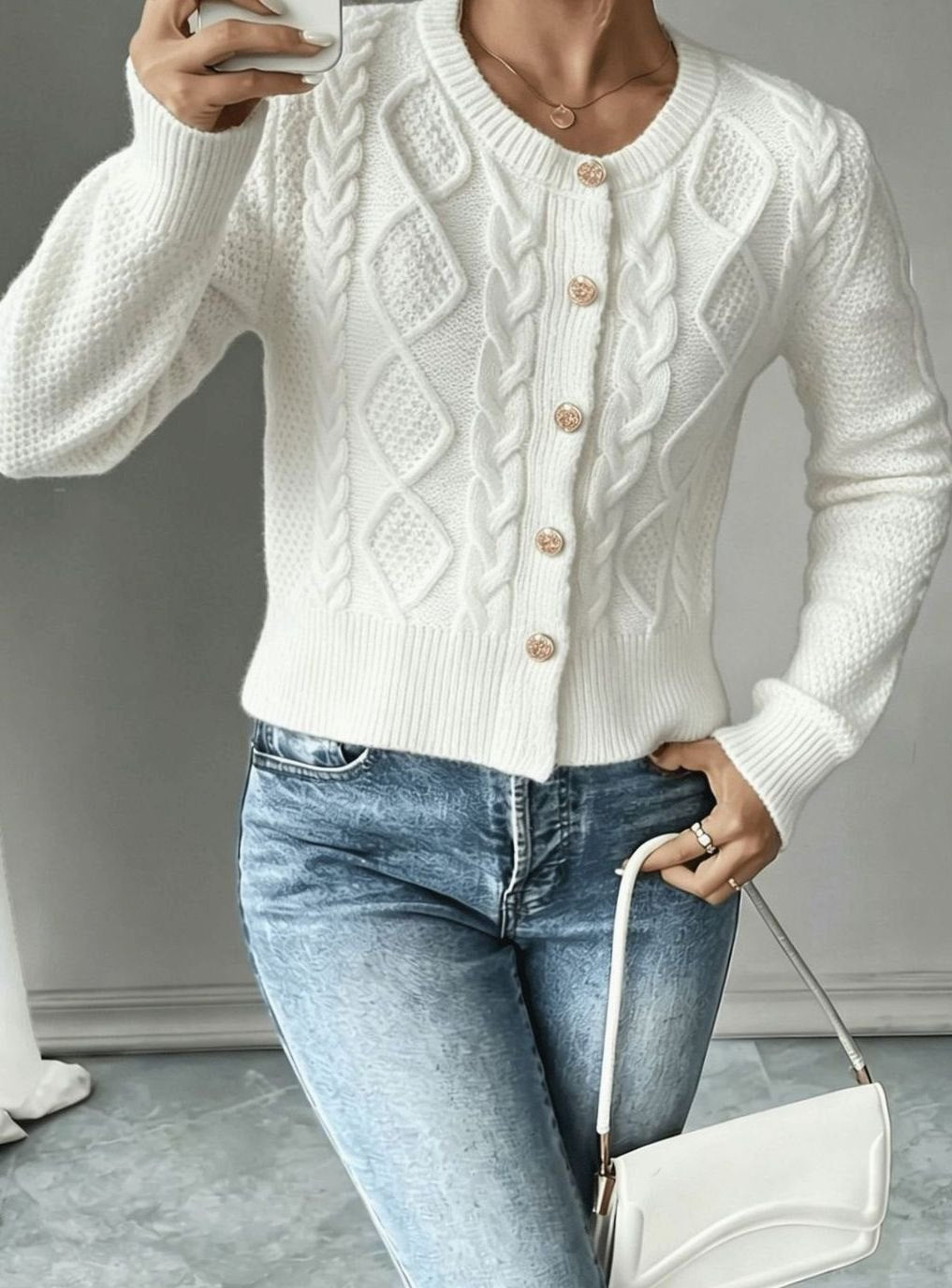 Cárdigan de punto trenzado cropped, botones, moda femenina para otoño-invierno.