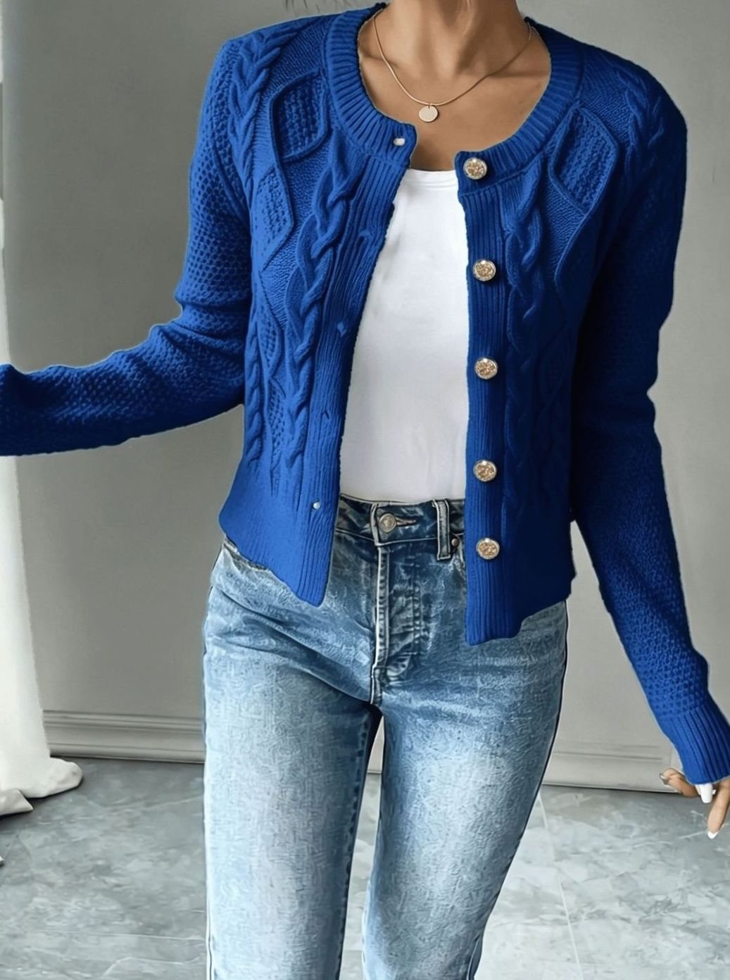 Suéter de mujer cropped, trenzado, botones, para un look casual y coqueto.