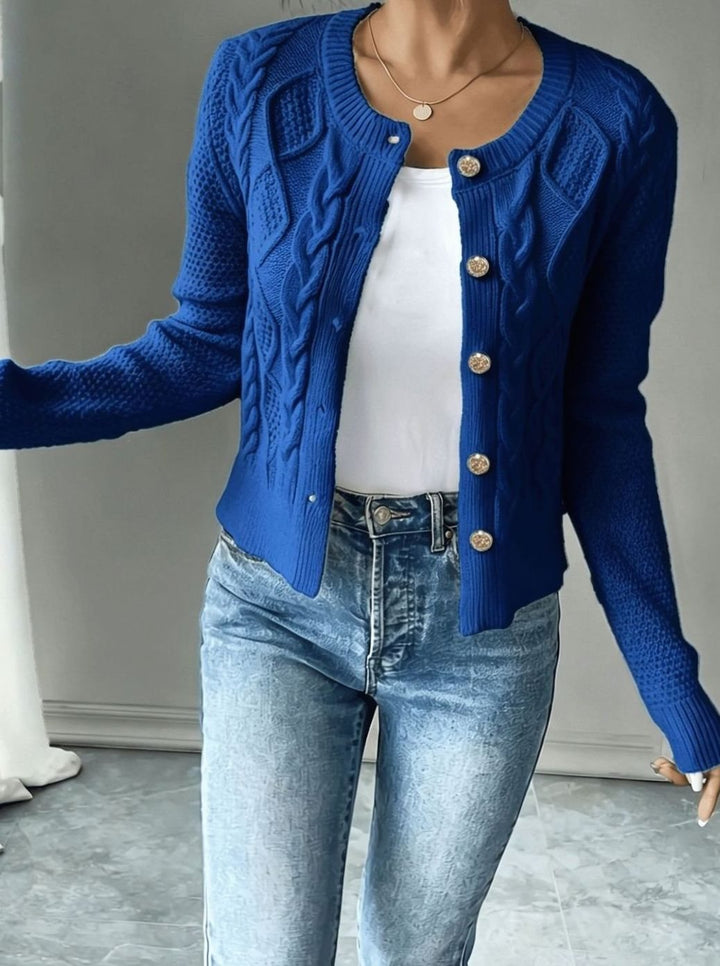 Suéter de mujer cropped, trenzado, botones, para un look casual y coqueto.