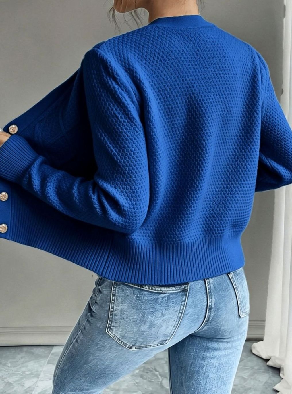 Cárdigan cropped de punto trenzado con botones, para la mujer que busca estilo.