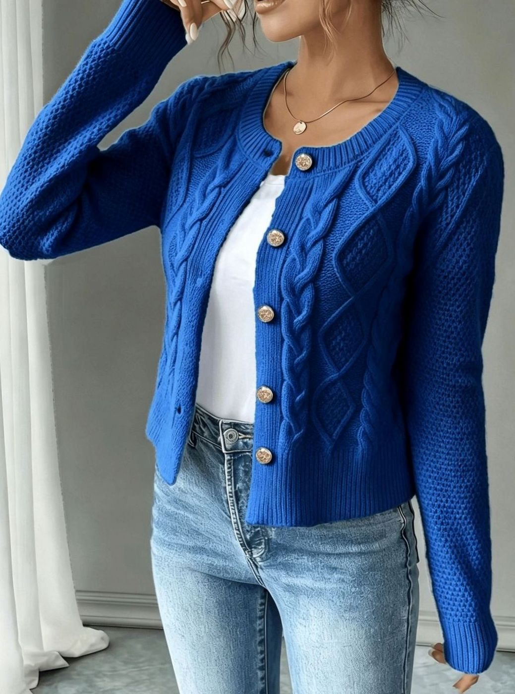Cárdigan cropped casual, mujer, trenzado, botones, para un outfit relajado.
