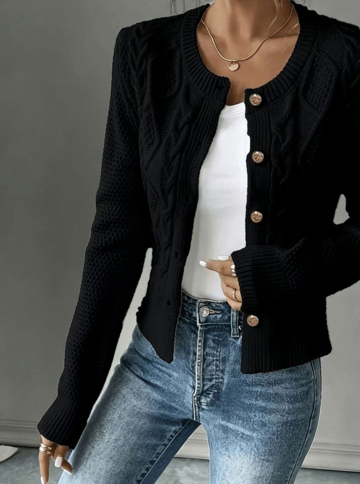 Moda femenina: cárdigan corto con trenzas y botones, pieza clave elegante.