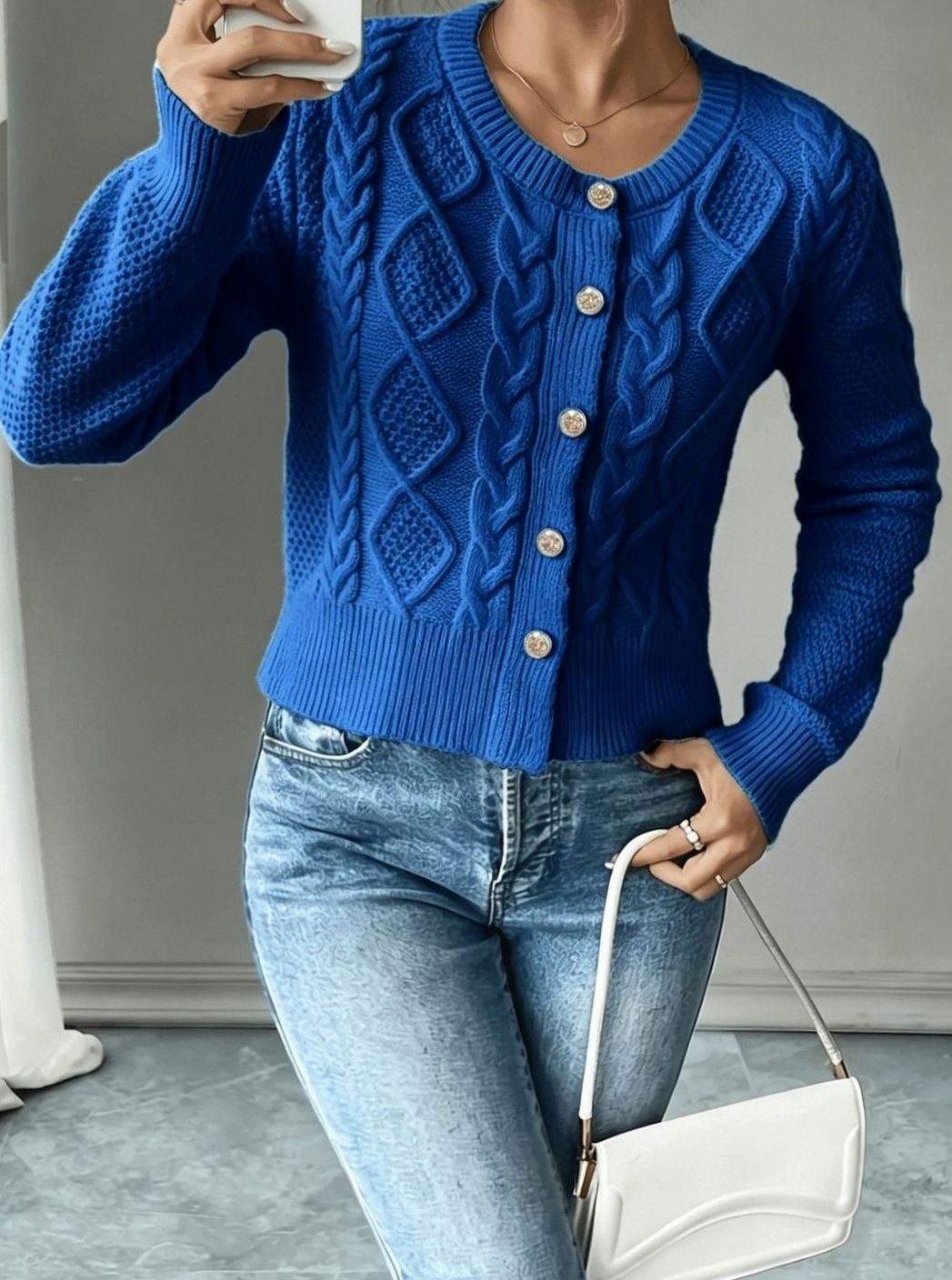 Cárdigan de mujer, cropped, punto trenzado, botones, pieza clave de la temporada.