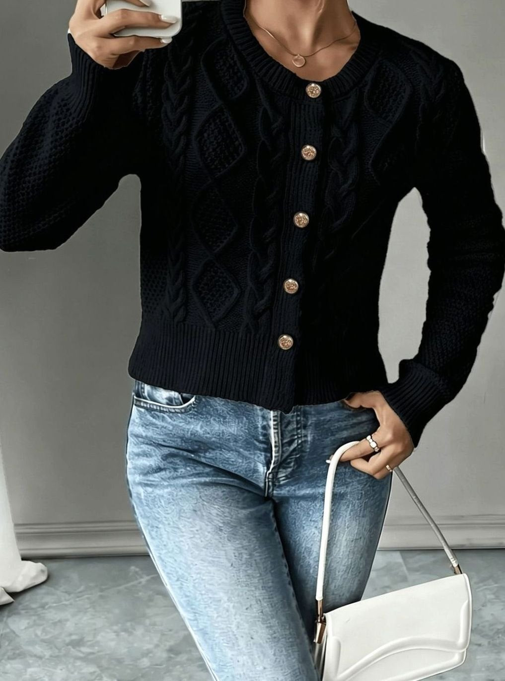 Cárdigan de punto trenzado cropped para mujer, con cierre de botones frontales.
