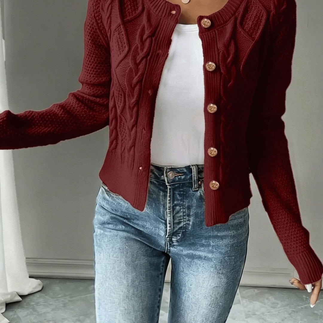 Suéter cropped mujer, diseño trenzado, botones decorativos, estilo versátil.