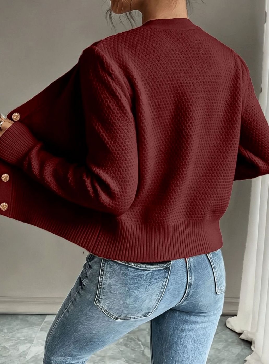 Cárdigan cropped de moda para mujer, tejido trenzado, botones, look chic.