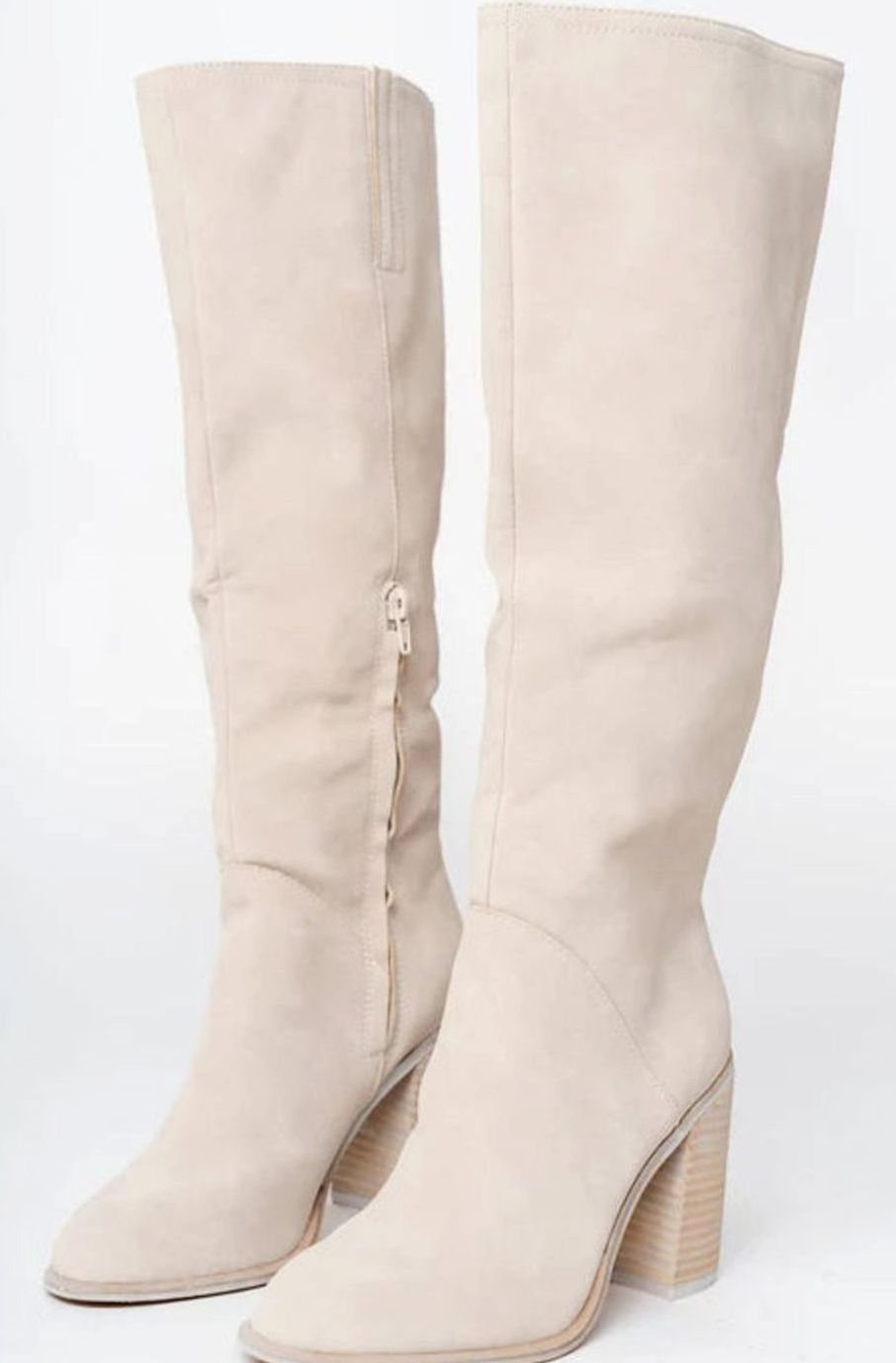 Elegantes botas de mujer beige hasta la rodilla, tacón ancho. Calzado de invierno con textura de ante suave.