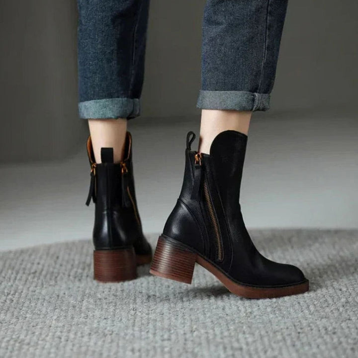 Botines modernos de tacón ancho para mujer. Estilo urbano elegante y cómodo, ideal para moda de invierno.