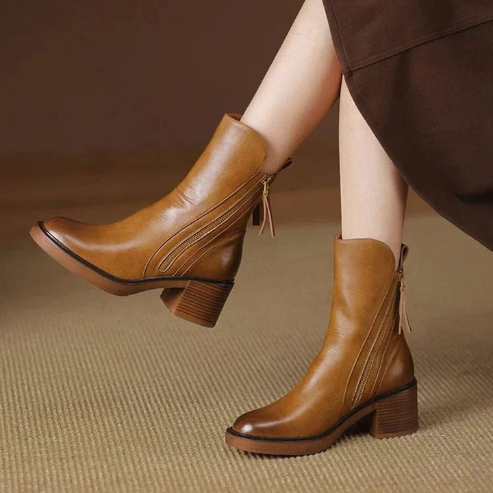 Primer plano de botines de tacón ancho con suela robusta. Calzado de mujer con estilo urbano para otoño/invierno.