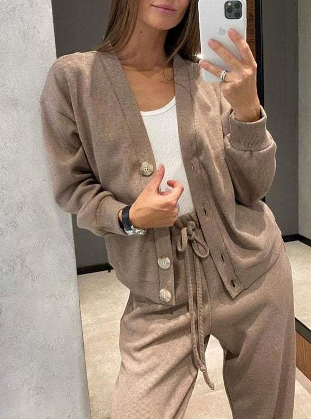 Set de cárdigan y pantalón ancho. Ropa cómoda de mujer para un look casual y versátil en cualquier ocasión.