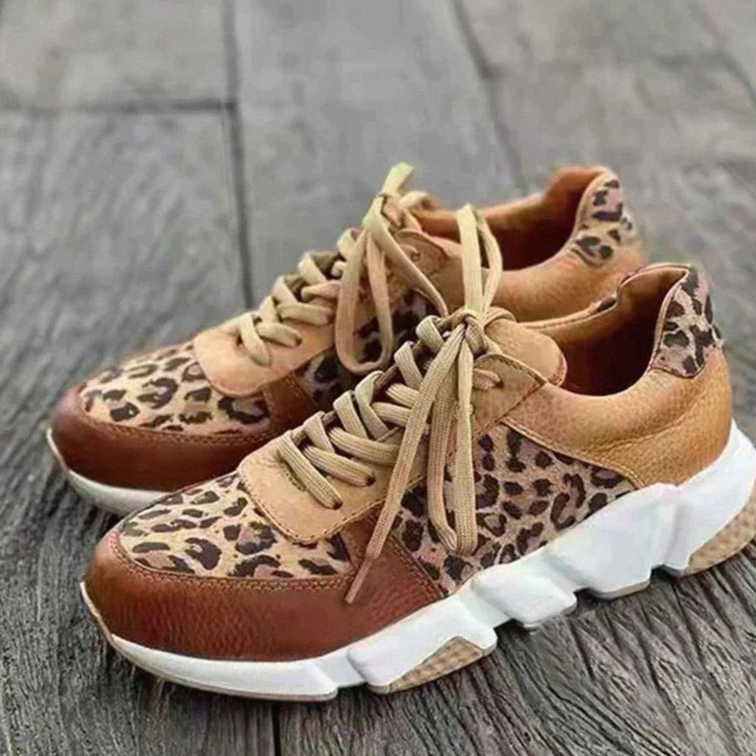 Zapatillas chunky para mujer con estampado animal print de leopardo, suela gruesa y cordones. Estilo urbano.