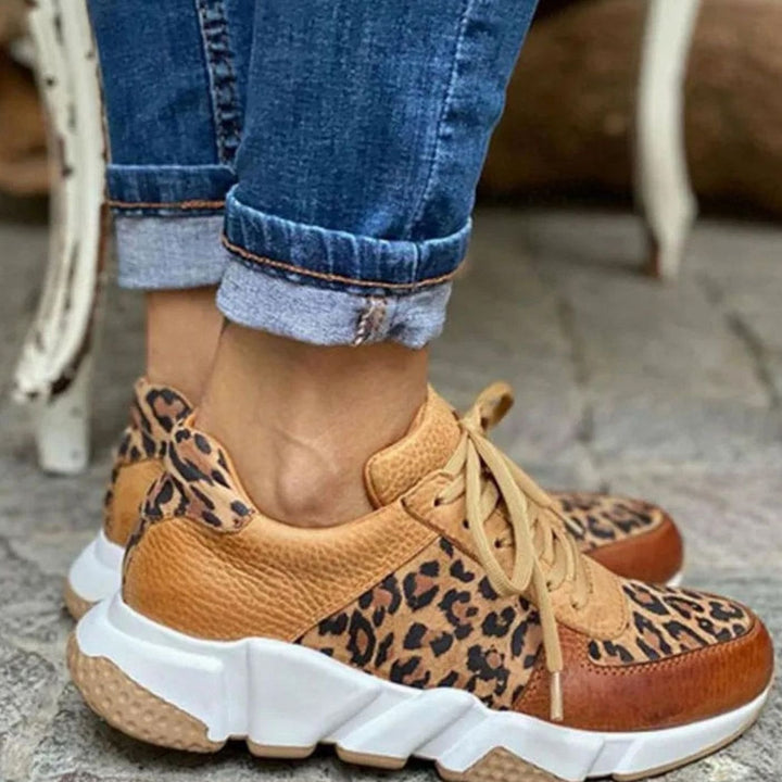 Zapatillas deportivas chunky para mujer con vibrante estampado de leopardo. Suela gruesa, cordones, estilo urbano.
