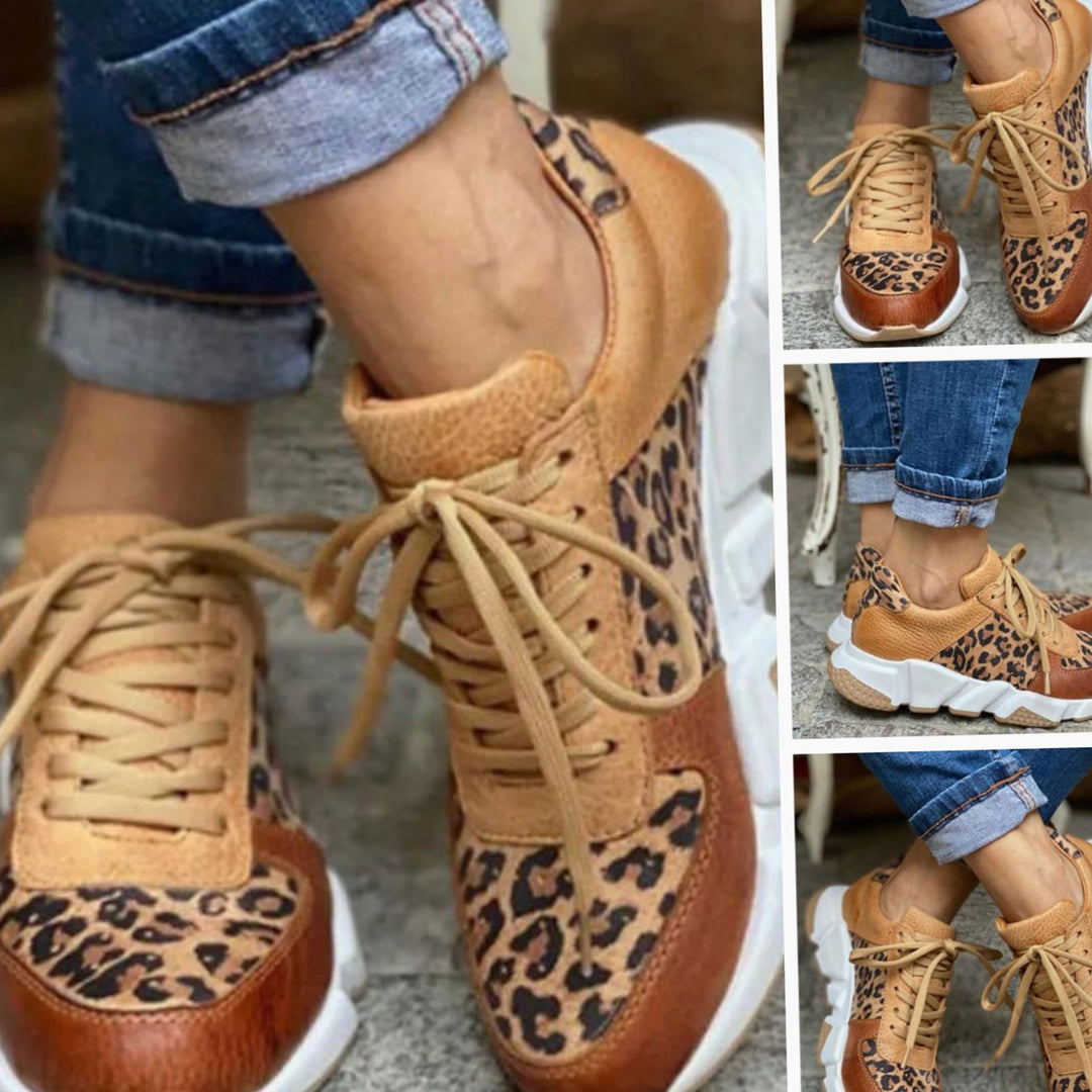 Par de zapatillas chunky de mujer con estampado animal print de leopardo. Suela extra gruesa para confort y moda.