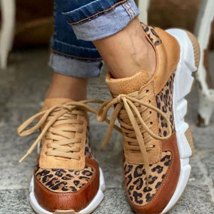 Zapatillas chunky modernas para mujer, estampado animal print de leopardo. Suela robusta y cordones, ideal casual.