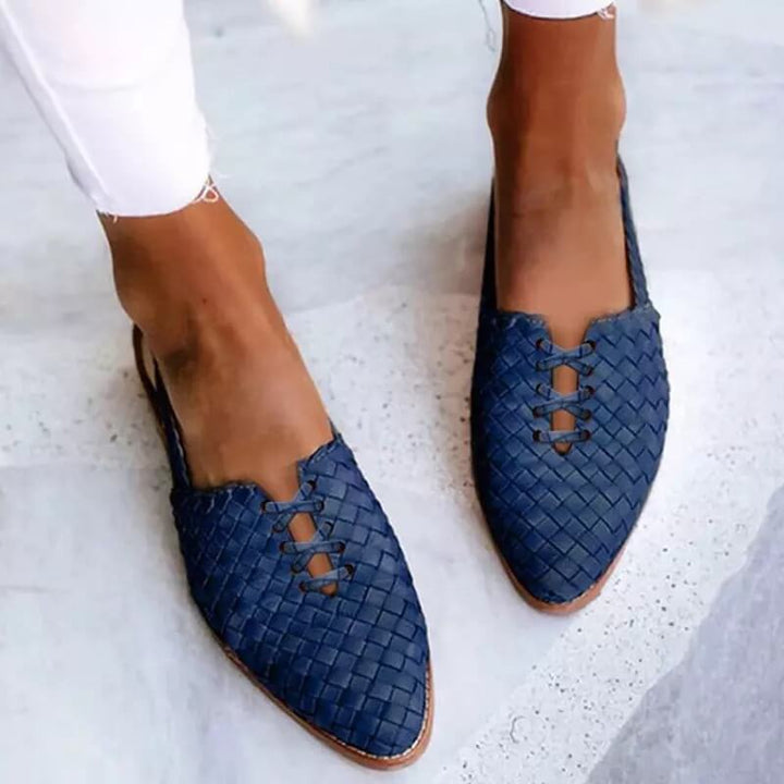 Detalle de sandalias trenzadas artesanales para mujer, calzado de verano fresco y moda casual.