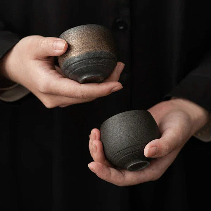 Artesanía en cerámica: taza de gres redonda para café, bebida y decoración del hogar.